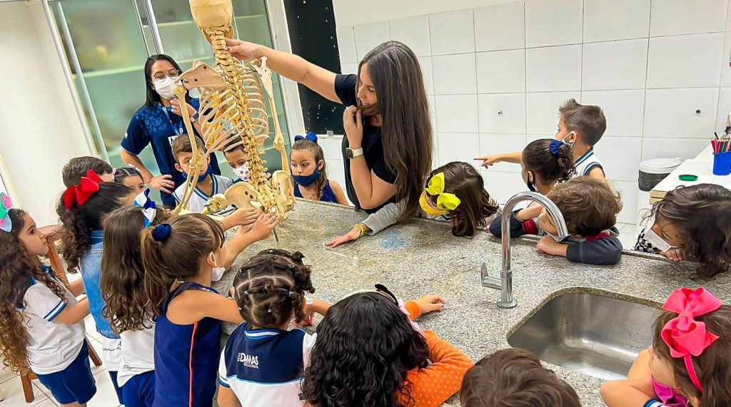 Crianças da Educação Infantil realizam atividade no laboratório de Ciências sobre o corpo humano
