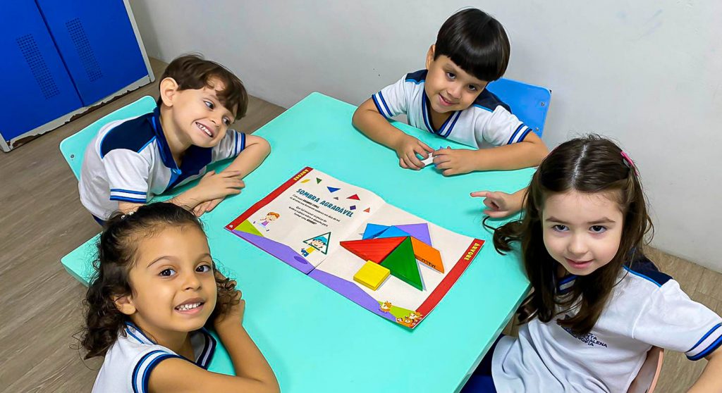Tangram é tema de atividade das crianças da Educação Infantil
