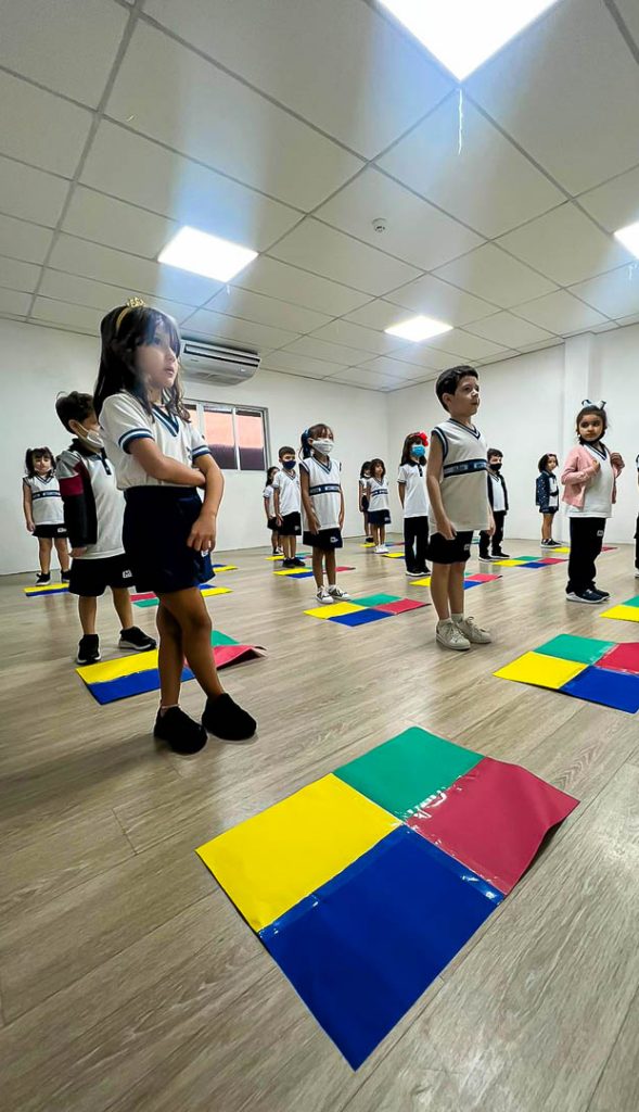 cores, ritmos e movimentos estiveram presentes na atividade da Educação Infantil