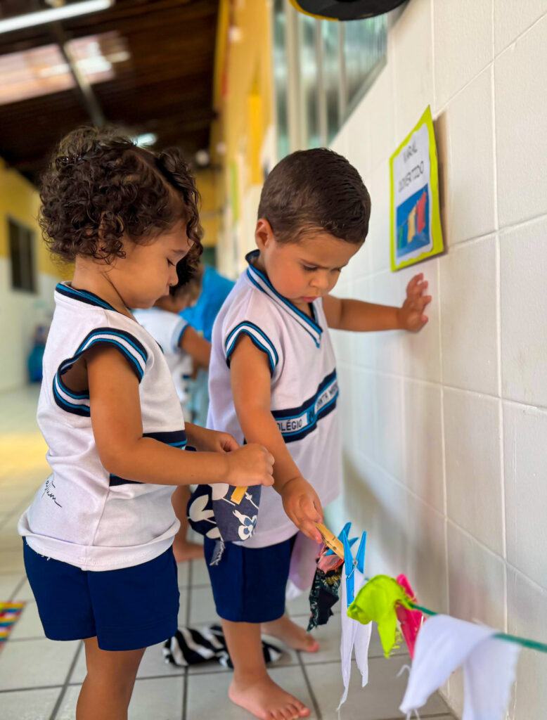 Maternal 2 vivencia o “Varal Divertido” em atividade de descobertas e coordenação motora