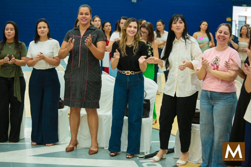 Com muito amor e delicadeza, as mamães do Ensino Fundamental - Anos Iniciais foram homenageadas em um momento repleto de emoção, carinho e fé.