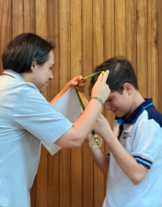 Conhecimento e conquistas: estudantes recebem medalhas em cerimônia com a participação das famílias